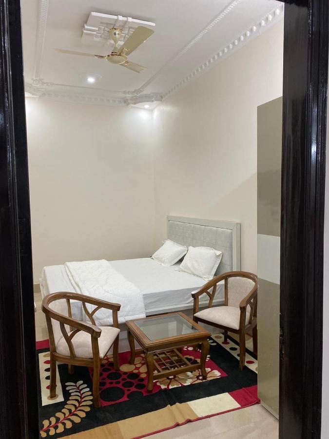 S.R Plaza Hotel Khurja Esterno foto