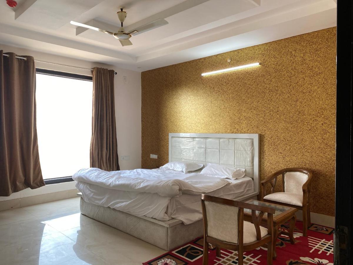 S.R Plaza Hotel Khurja Esterno foto