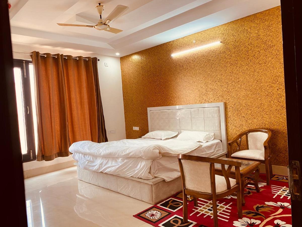 S.R Plaza Hotel Khurja Esterno foto