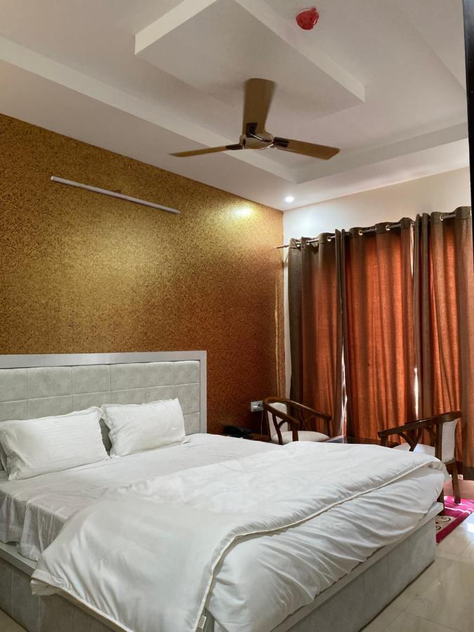 S.R Plaza Hotel Khurja Esterno foto