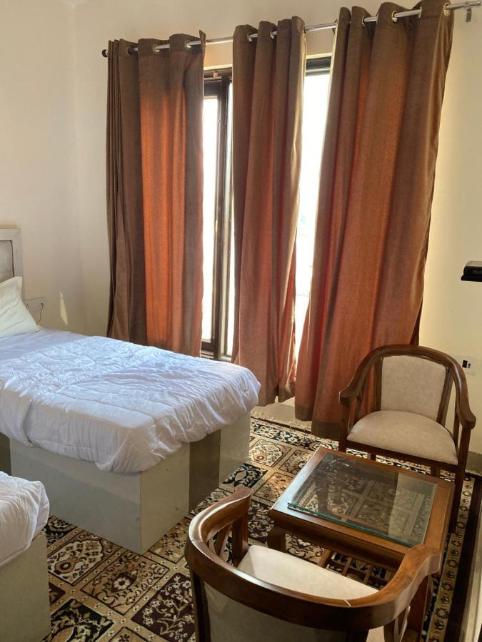 S.R Plaza Hotel Khurja Esterno foto
